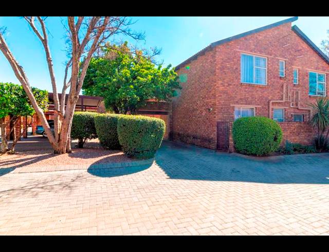 3 BEDROOM TOWNHOUSE FOR SALE IN WILGEHEUWEL